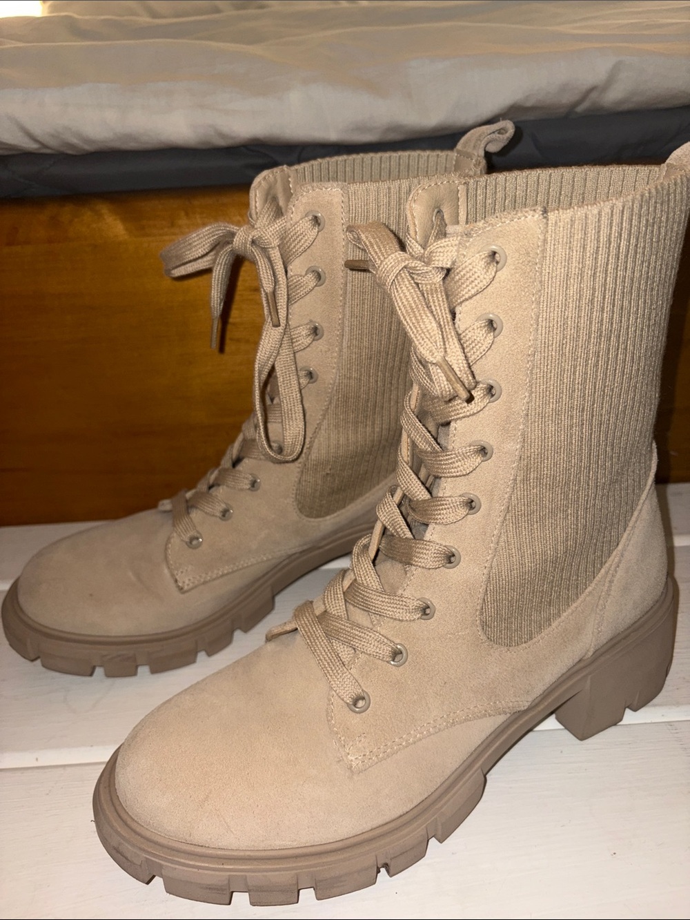 Sz 11 Steve Madden Beige Lace-Up Ribbed Stretch Fabric Combat Boots